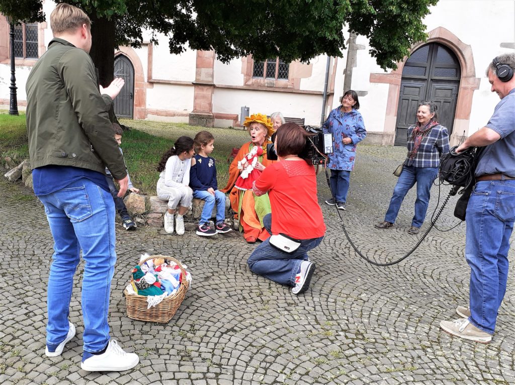 Jens Pflüger und dem hr-Team vor der St.Ursula Kirche am 7. Juni 2021