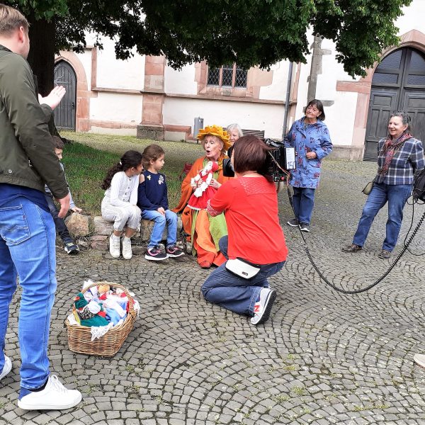 Jens Pflüger und dem hr-Team vor der St.Ursula Kirche am 7. Juni 2021